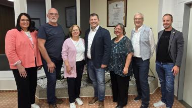 CDU-Kandidat René Kauffmann (Mitte) mit Vertretern der drei Parteien, die zu seiner Wahl raten: von links Anja Theis, Marlies Schirp und Gerald Zillig sowie von rechts Lukas Hillen (FDP), Jürgen Barth und Beate Mauelshagen (beide Grüne).